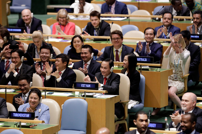 Đoàn Việt Nam do Thứ trưởng Bộ Ngoại giao Lê Hoài Trung (phải, hàng thứ 2, bên trái) dẫn đầu vui mừng sau khi kết quả bỏ phiếu cho thấy Việt Nam được bầu chọn là ủy viên không thường trực HĐBA LHQ nhiệm kỳ 2020-2021, tại New York, Mỹ ngày 7/6/2019. (Ảnh: 