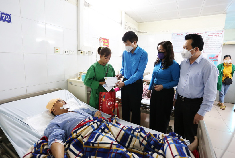 Đại diện Liên đoàn Lao động tỉnh Bắc Ninh và UBND huyện Tiên Du thăm nạn nhân điều trị tại Bệnh viện Đa khoa tỉnh Bắc Ninh. (Ảnh: Thái Hùng/TTXVN)