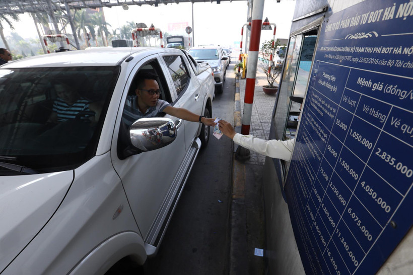 Tỷ lệ chủ xe sử dụng thu phí tự động không dừng vẫn còn rất thấp. (Ảnh: Huy Hùng/Vietnam+)