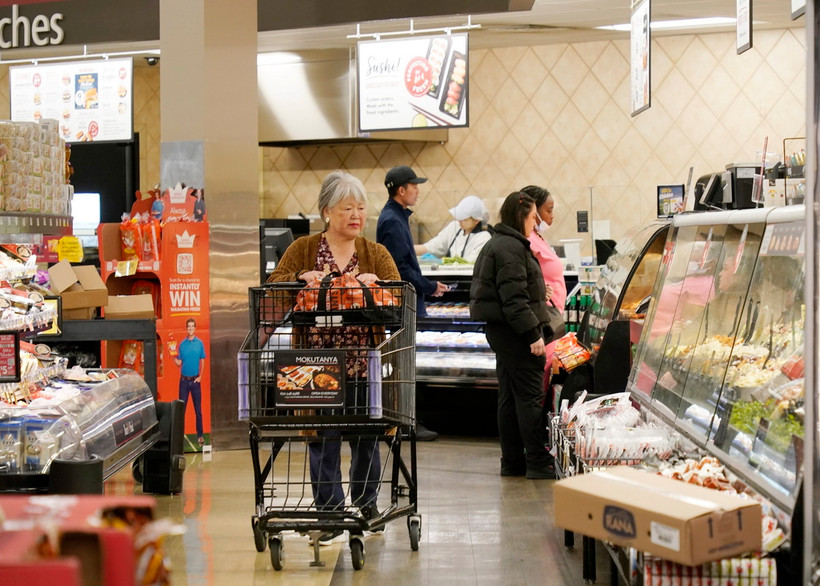 Người dân mua sắm tại siêu thị ở Millbrae, Mỹ, ngày 13/2/2024. (Ảnh: THX/TTXVN)