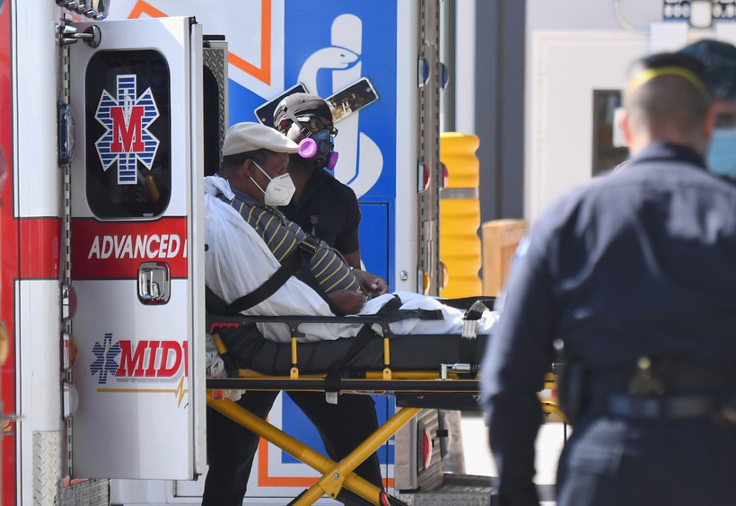 Nhân viên y tế chuyển bệnh nhân COVID-19 tới trung tâm y tế Maimonides ở New York, Mỹ. (Ảnh: AFP/TTXVN)