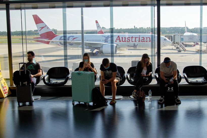 Hành khách chờ chuyến bay tại sân bay quốc tế Vienna, Áo, ngày 11/9/2020. (Ảnh: THX/TTXVN)