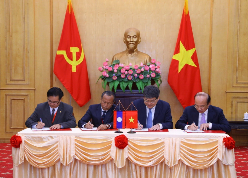 Chiều 30/6/2023, tại Hà Nội, Học viện Chính trị quốc gia Hồ Chí Minh, Viện Hàn lâm Khoa học xã hội Việt Nam, Học viện Chính trị và Hành chính quốc gia Lào, Viện Khoa học Kinh tế và Xã hội quốc gia Lào tổ chức Lễ ký kết thỏa thuận hợp tác. Giáo sư, Tiến sỹ Nguyễn Xuân Thắng, Ủy viên Bộ Chính trị, Giám đốc Học viện Chính trị quốc gia Hồ Chí Minh, Chủ tịch Hội đồng Lý luận Trung ương chủ trì. (Ảnh: Văn Điệp/TTXVN)