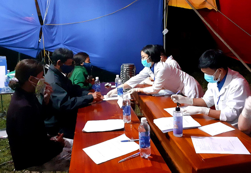 Sinh viên tình nguyện hướng dẫn người dân khai báo y tế tại chốt kiểm soát y tế thị xã Hương Trà. (Ảnh: Tường Vi/TTXVN)