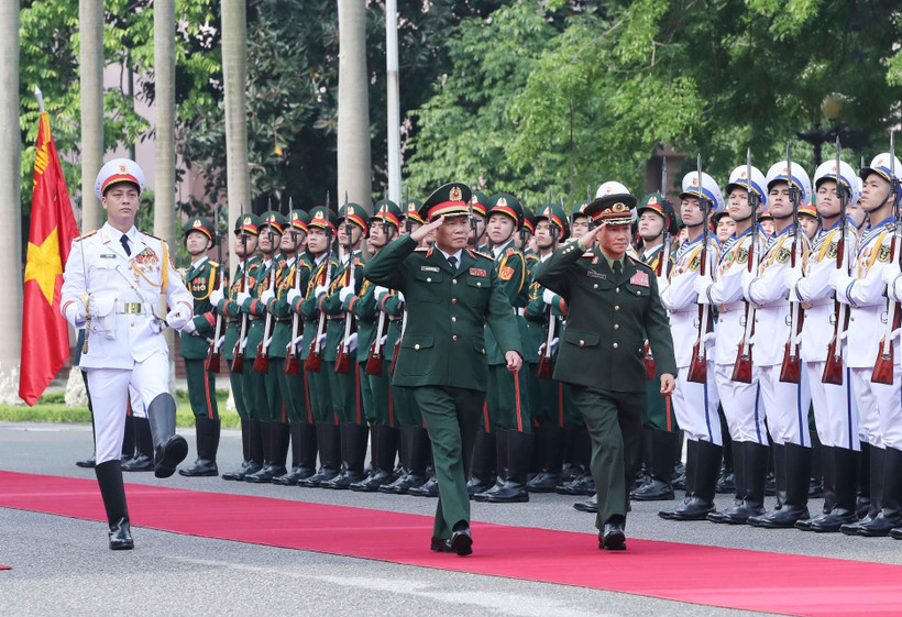 Thượng tướng Nguyễn Tân Cương và Trung tướng Khamliang Outhakaysone duyệt đội Danh dự QĐND Việt Nam. (Ảnh: Trọng Đức/TTXVN)