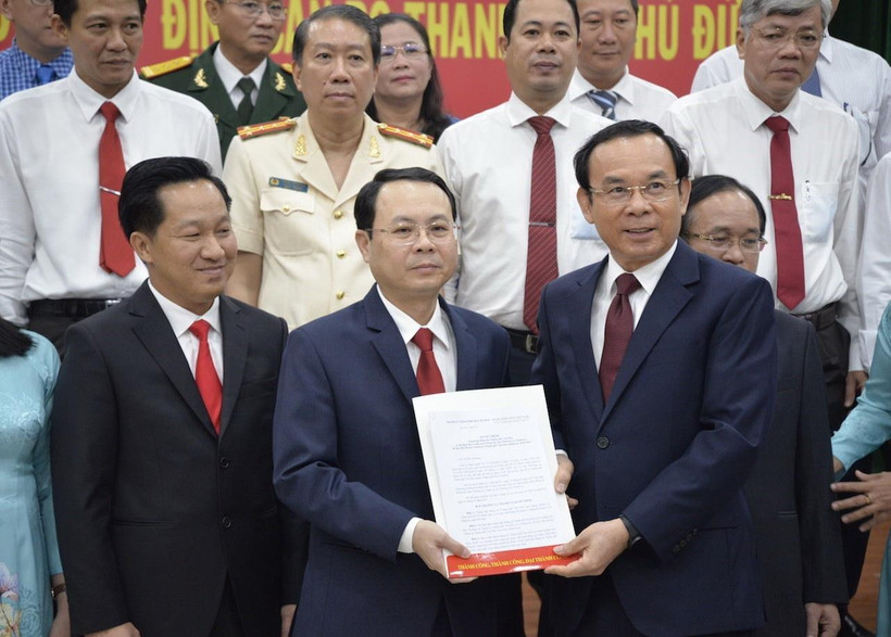 Bí thư Thành ủy Thành phố Hồ Chí Minh Nguyễn Văn Nên trao Quyết định phân công nhiệm vụ cho Bí thư Thành ủy thành phố Thủ Đức Nguyễn Văn Hiếu. (Ảnh: Trần Xuân Tình/TTXVN)