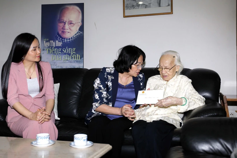 Phó Chủ tịch nước Đặng Thị Ngọc Thịnh thăm hỏi, chúc sức khỏe bà Ngô Thị Huệ (tức Bảy Huệ), phu nhân cố Tổng Bí thư Nguyễn Văn Linh. (Ảnh: Thanh Vũ/TTXVN)