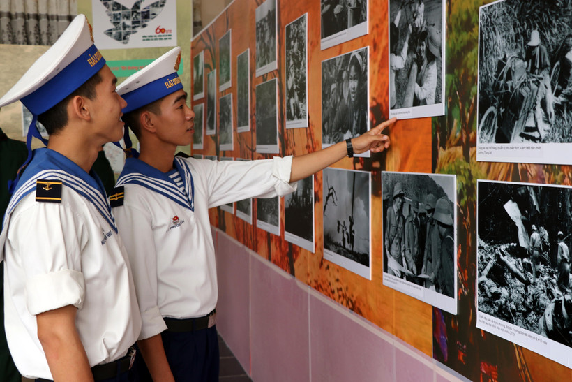 Các chiến sỹ Hải quân tham quan triển lãm. (Ảnh: Nguyễn Sơn/TTXVN) 