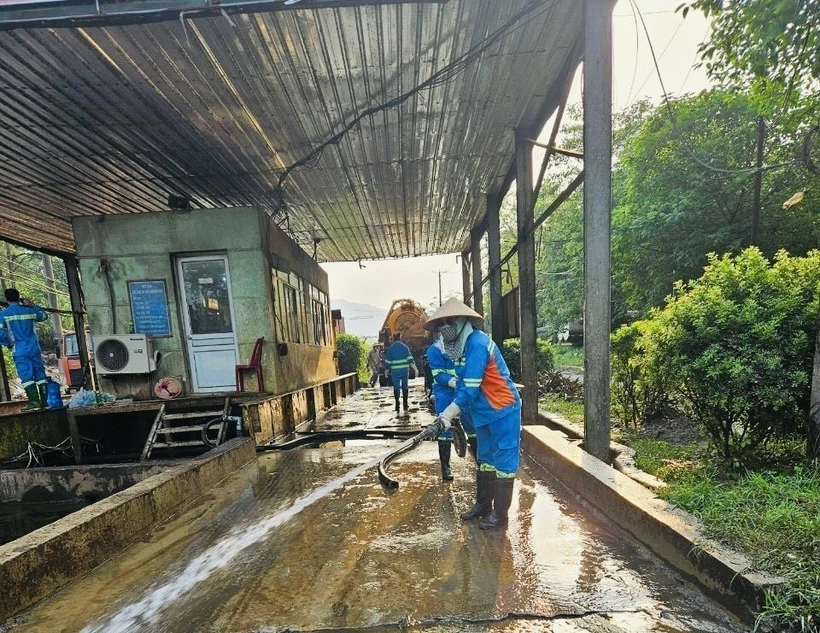 Hà Nội cơ bản khắc phục sự cố sạt lở bao ô lưu chứa bùn tại bãi rác Nam Sơn. (Ảnh: Minh Nghĩa/TTXVN)