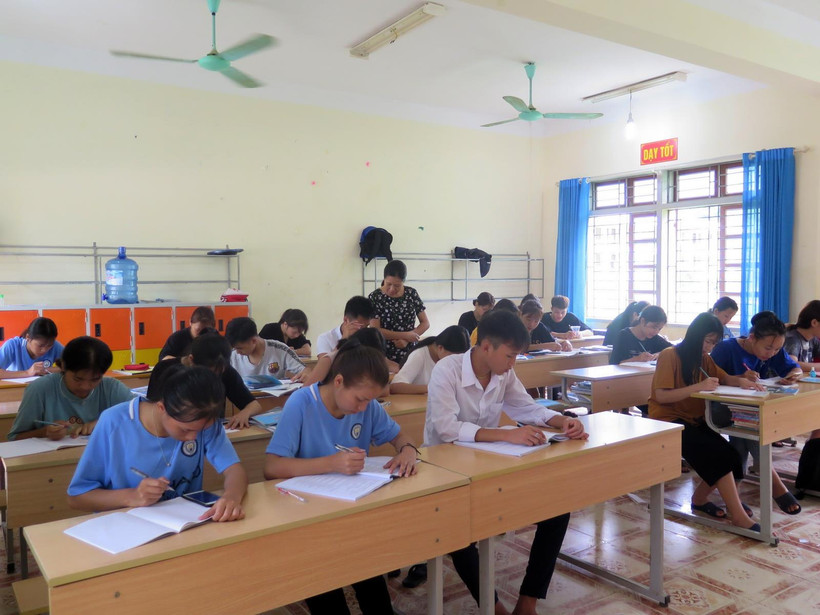 Học sinh tại Trường Phổ thông Dân tộc nội trú tỉnh Sơn La ôn tập cho kì thi. (Ảnh: Hữu Quyết/TTXVN)