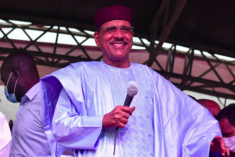 Tân Tổng thống Niger Mohamed Bazoum phát biểu sau khi đắc cử tại Niamey ngày 23/2/2021. (Ảnh: AFP/TTXVN)