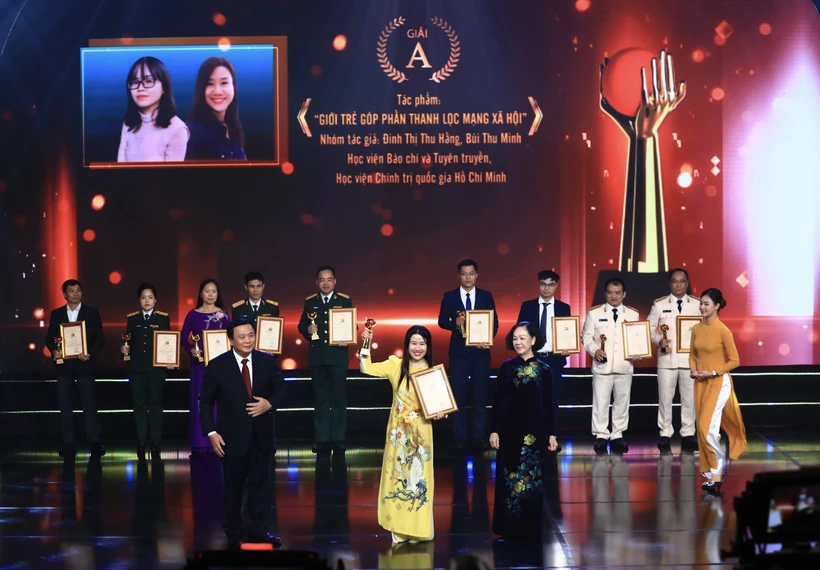 Thường trực Ban Bí thư Trương Thị Mai và Giám đốc Học viện Chính trị Quốc gia Hồ Chí Minh Nguyễn Xuân Thắng trao giải A Cuộc thi Chính luận về bảo vệ nền tảng tư tưởng của Đảng lần thứ 3 năm 2023 cho nhóm tác giả: Đinh Thị Thu Hằng, Bùi Thu Minh (Học viện Báo chí và Tuyên truyền, Học viện Chính trị quốc gia Hồ Chí Minh). (Ảnh: Hoàng Hiếu/TTXVN)