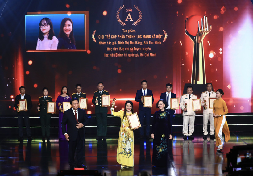 Thường trực Ban Bí thư Trương Thị Mai và Giám đốc Học viện Chính trị Quốc gia Hồ Chí Minh Nguyễn Xuân Thắng trao giải A Cuộc thi Chính luận về bảo vệ nền tảng tư tưởng của Đảng lần thứ 3 năm 2023 cho nhóm tác giả: Đinh Thị Thu Hằng, Bùi Thu Minh (Học viện Báo chí và Tuyên truyền, Học viện Chính trị quốc gia Hồ Chí Minh). (Ảnh: Hoàng Hiếu/TTXVN)