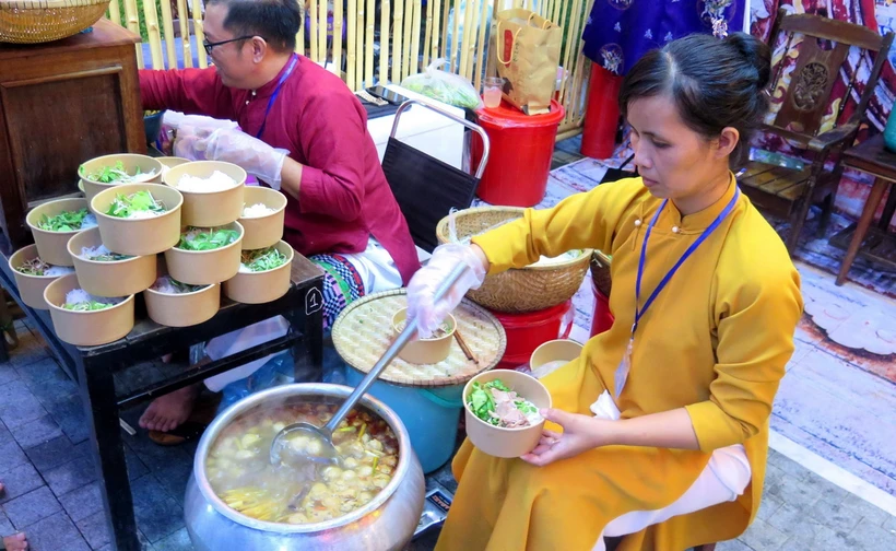 Bún bò Huế được giới thiệu tại Lễ hội 100 món Ẩm thực đường phố Huế năm 2022. (Ảnh: Tường Vi/ TTXVN)