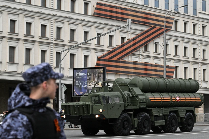 Hệ thống phòng không S-400 Triumf của Nga tại lễ tổng duyệt diễu binh kỷ niệm Ngày Chiến thắng ở Moskva, Nga, ngày 4/5/2023. (Ảnh: AFP/TTXVN)