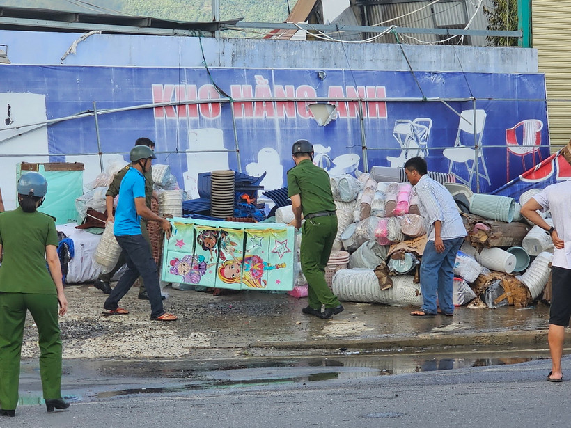 Vận chuyển đồ nhựa ra khỏi kho hàng. (Ảnh TTXVN phát)