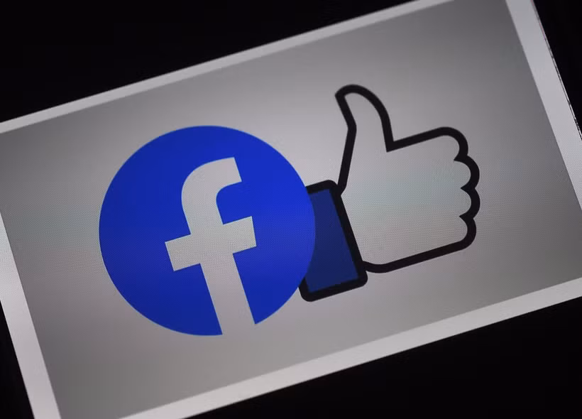 Biểu tượng của Facebook trên màn hình điện thoại thông minh. (Ảnh: AFP/TTXVN)