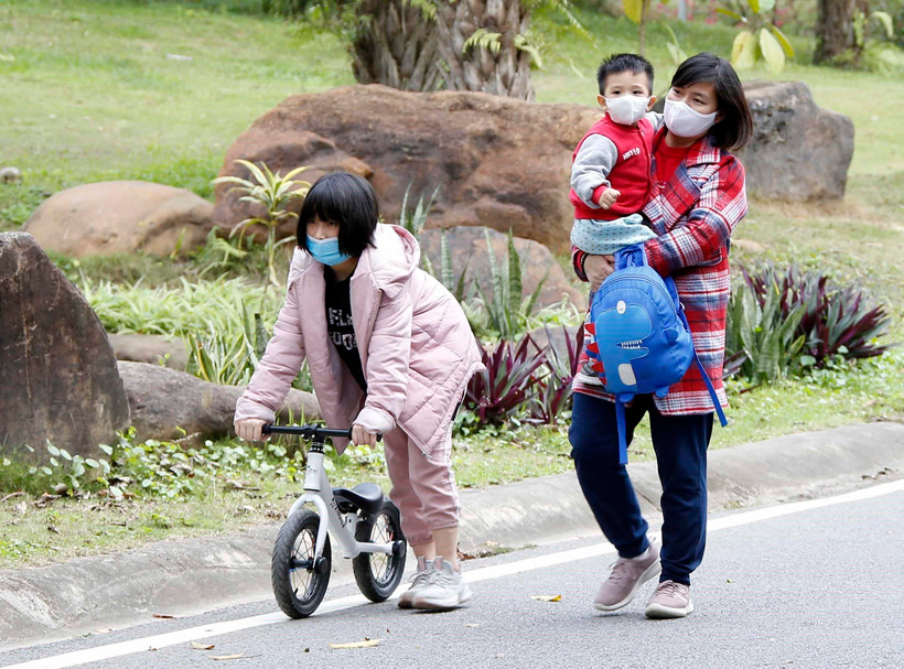 Người dân Việt Nam thực hiện nghiêm túc việc đeo khẩu trang tại nơi công cộng. (Ảnh: Phạm Kiên/TTXVN)