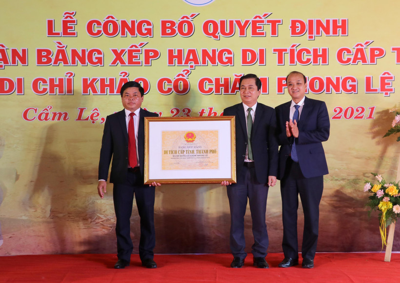 Phó Chủ tịch UBND thành phố Đà Nẵng Lê Quang Nam (ngoài cùng bên phải) trao Bằng xếp hạng Di chỉ khảo cổ Chăm Phong Lệ là Di tích cấp thành phố. Ảnh: Trần Lê Lâm/TTXVN)