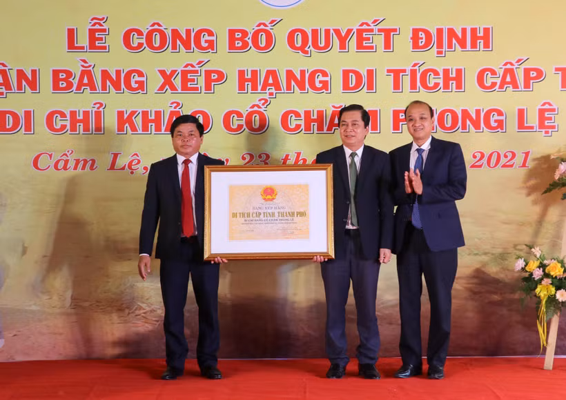 Phó Chủ tịch UBND thành phố Đà Nẵng Lê Quang Nam (ngoài cùng bên phải) trao Bằng xếp hạng Di chỉ khảo cổ Chăm Phong Lệ là Di tích cấp thành phố. Ảnh: Trần Lê Lâm/TTXVN)