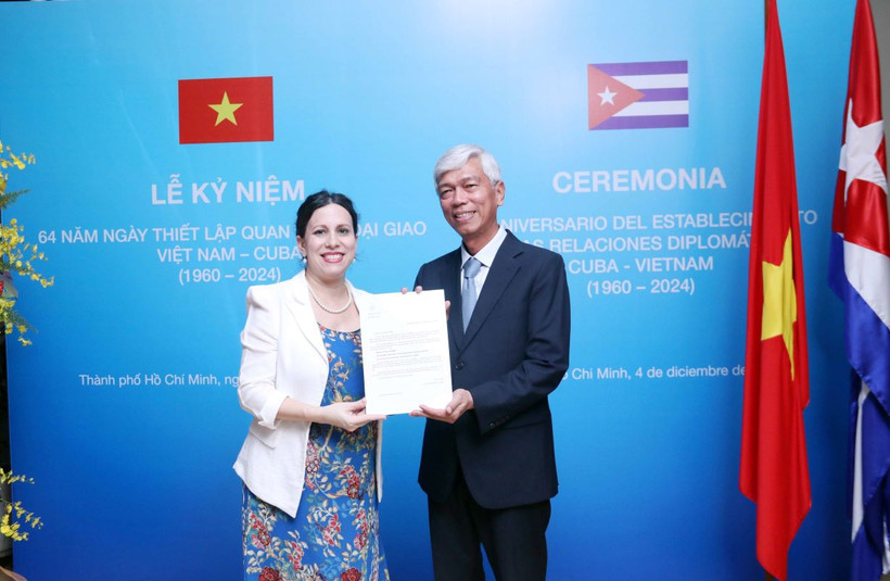 Bà Ariadne Feo Labrada, Tổng lãnh sự Cuba tại Thành phố Hồ Chí Minh trao cho ông Võ Văn Hoan, Phó Chủ tịch UBND Thành phố Hồ Chí Minh thư cảm ơn của Bộ Ngoại giao Cuba tri ân Thành phố Hồ Chí Minh đã có nhiều hoạt động hỗ trợ, giúp đỡ nhân dân Cuba. (Ảnh: Xuân Khu/TTXVN)