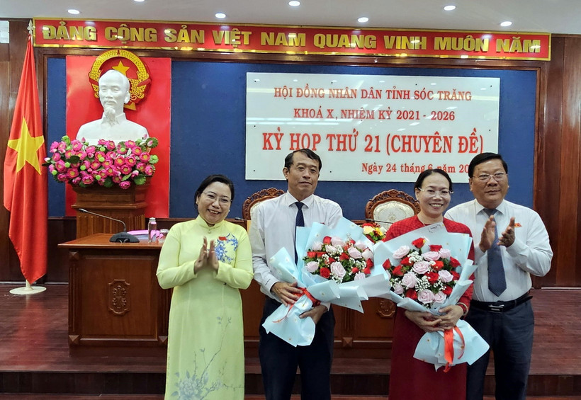 Ông Nguyễn Văn Khởi (đứng thứ 2 từ trái qua), tân Phó Chủ tịch Ủy ban Nhân dân tỉnh Sóc Trăng nhận hoa chúc mừng. (Ảnh: Trung Hiếu/TTXVN)