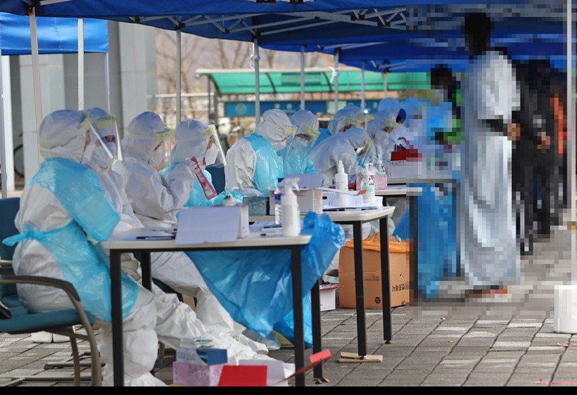 Một điểm xét nghiệm COVID-19 di động được thiết lập ở tỉnh Nam Chungcheong, Hàn Quốc ngày 20/11/2020. (Ảnh: YONHAP/TTXVN)