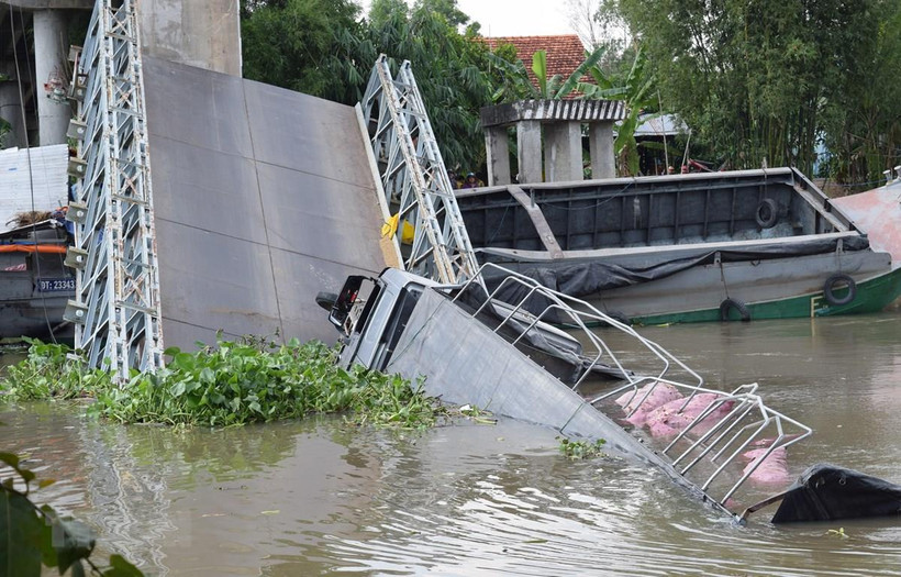 Hiện trường cầu Tân Nghĩa (huyện Cao Lãnh, tỉnh Đồng Tháp) bị sập nhịp giữa. (Ảnh: Chương Đài/ TTXVN)