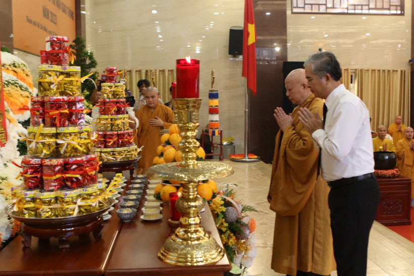 Ông Ngô Minh Châu, Phó Chủ tịch Ủy ban Nhân dân Thành phố Hồ Chí Minh cùng Ban Thường trực Ban Trị sự Giáo hội Phật Giáo Việt Nam Thành phố thực hiện nghi thức tưởng niệm và cầu siêu cho các nạn nhân tử vong do tai nạn giao thông. (Ảnh: Thanh Vũ /TTXVN) 