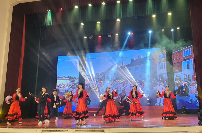 Tiết mục biểu diễn của học sinh Trường Trung học cơ sở Dịch Vọng tại Liên hoan. (Ảnh: Nguyễn Cúc/TTXVN) 