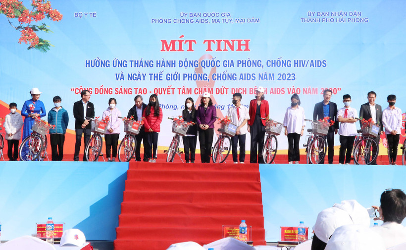 Bà Đào Hồng Lan, Bộ trưởng Bộ Y tế trao quà cho các cá nhân bị nhiễm HIV/AIDS tại lễ míttinh. (Ảnh: Hoàng Ngọc/TTXVN) 