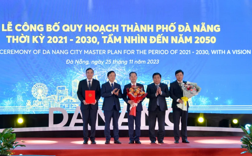 Phó Thủ tướng Chính phủ Trần Hồng Hà (thứ 2, từ trái sang) trao Quyết định Quy hoạch cho lãnh đạo thành phố Đà Nẵng. (Ảnh: Quốc Dũng/TTXVN) 