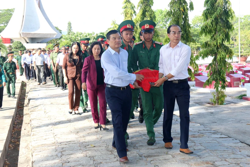 Lãnh đạo tỉnh Bình Thuận và các đại biểu tiễn đưa các liệt sỹ đến nơi an táng. (Ảnh: Nguyễn Thanh/ TTXVN) 