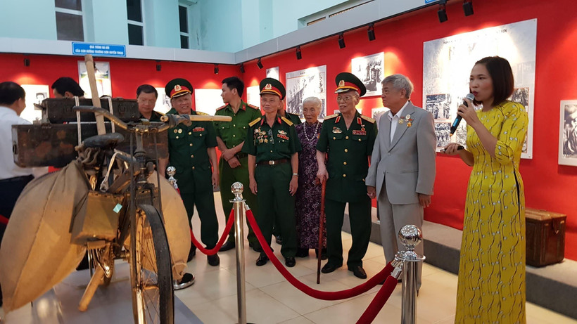 Khu trưng bày hiện vật về “Đường Trường Sơn - Con đường huyền thoại” thu hút nhiều người đến tham quan. (Ảnh: Dương Chí Tưởng/TTXVN) 