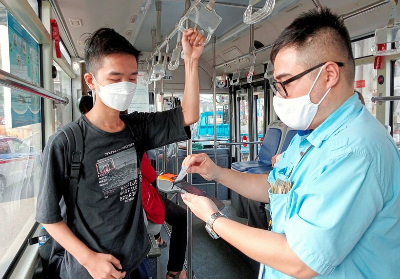 Hà Nội đã thí điểm hệ thống vé điện tử tới 37 tuyến. (Ảnh: Việt Hùng/Vietnam+)