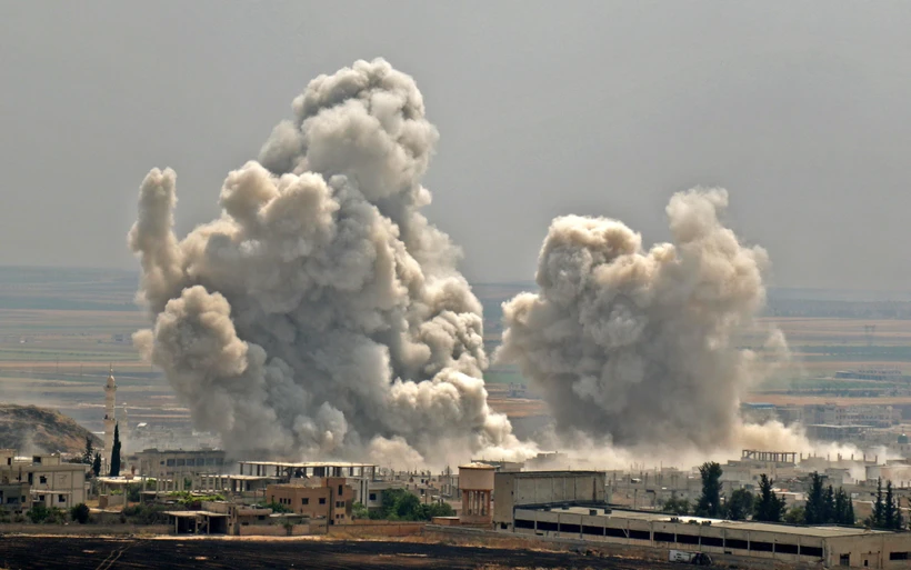 Khói bốc lên sau một cuộc không kích ở tỉnh Idlib ngày. (Ảnh: AFP/TTXVN)