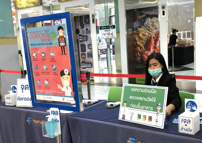 Một bàn tư vấn về COVID-19 được đặt tại Trung tâm thương mại Fortune Town ở trung tâm thủ đô Bangkok. (Ảnh: Ngọc Quang/TTXVN)