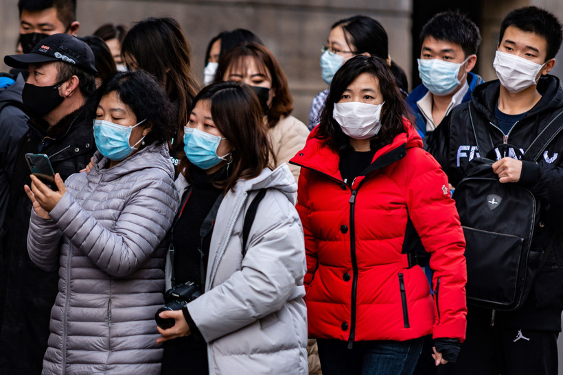 Khách du lịch đeo khẩu trang đề phòng lây nhiễm virus corona tại Paris, Pháp. (Ảnh: AFP/TTXVN)