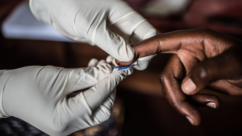 Lấy mẫu máu để xét nghiệm HIV/AIDS tại một cơ sở y tế tại Zambia. (Ảnh: TTXVN)
