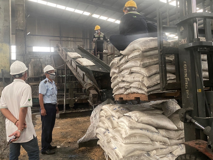 Cơ quan chức năng tiến hành phân hủy lô phân bón gây hại. (Ảnh: TTXVN phát)