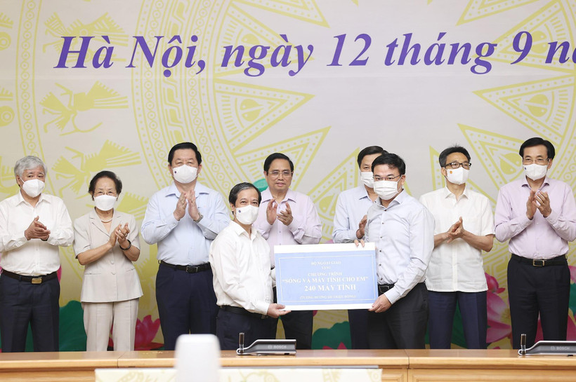 Thủ tướng Chính phủ Phạm Minh Chính phát động Chương trình “Sóng và máy tính cho em” ngày 12/9. (Ảnh: Dương Giang/TTXVN)