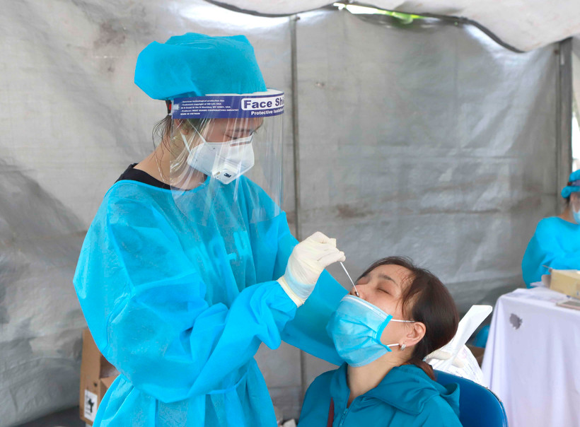 Các doanh nghiệp tại Bình Dương sẽ chủ động xét nghiệm COVID-19 cho người lao động. (Ảnh minh họa: Hoàng Hùng/TTXVN)