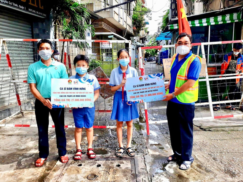 Trao tặng học bổng cho học sinh khó khăn tại quận 1, TP Hồ Chí Minh. (Ảnh: Hồng Giang/TTXVN)