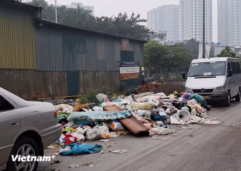 Hà Nội: Sau phản ánh của VietnamPlus, nhiều “điểm đen” rác thải đã được xử lý