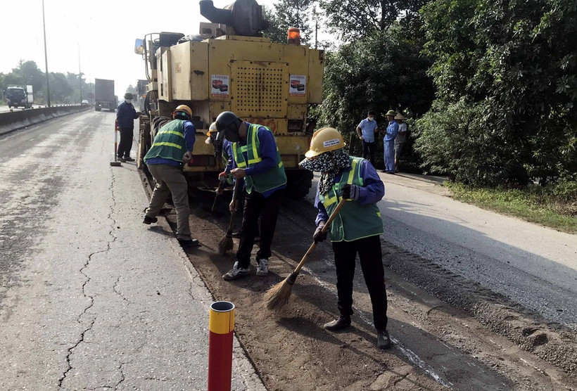 Công nhân sửa chữa đường quốc lộ 1 đoạn Nam cầu Bến Thủy - tuyến tránh Bắc thành phố Hà Tĩnh. (Ảnh: TTXVN phát)