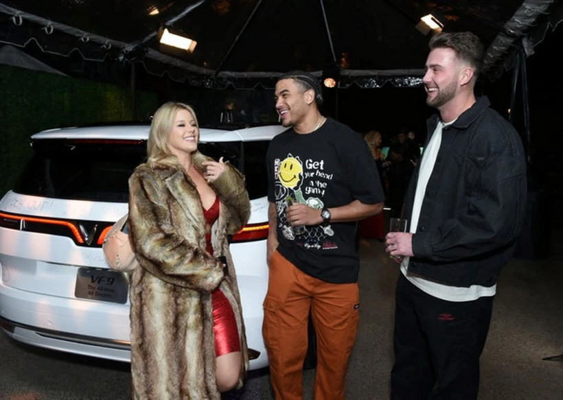 Các sao quốc tế check-in với VinFast VF 9 bên lề Grammy 2024. (Ảnh: Getty Images)