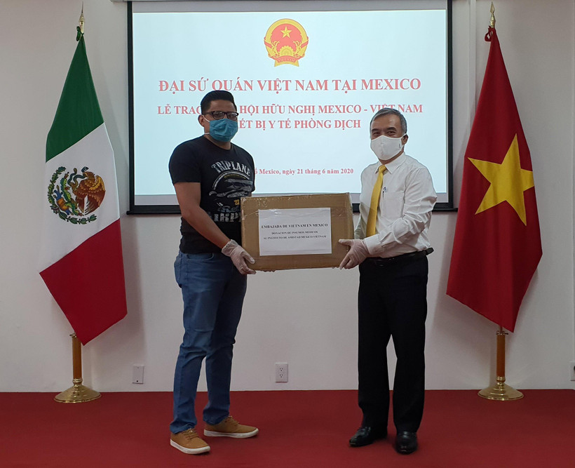 Đại sứ Việt Nam tại Mexico Nguyễn Hoài Dương (phải) trao tặng thiết bị y tế phòng dịch cho đại diện Viện Hữu nghị Mexico Việt Nam. (Ảnh: Lưu Việt Hùng/TTXVN)