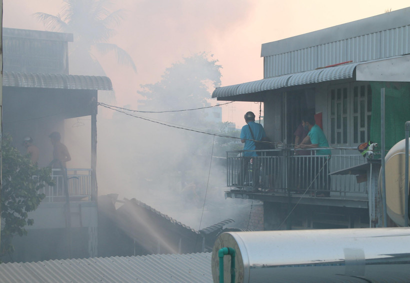 Đám cháy với cột khói cao bao trùm và lan ra cả các khu nhà liền kề của phường Mỹ Bình, thành phố Long Xuyên (An Giang). (Ảnh: Công Mạo/TTXVN)