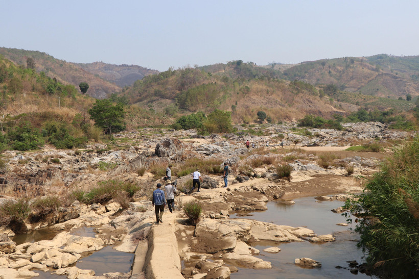 Sông Đăk Snghé bị 2 thủy điện cùng nhau “bức tử” trở thành dòng sông 'chết'. (Ảnh: Cao Nguyên/TTXVN)