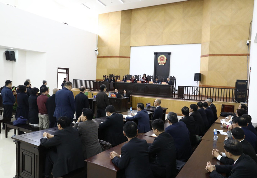 Các bị cáo nghe tòa tuyên án trong phiên xét xử ngày 28/12. (Ảnh: Văn Điệp/TTXVN)